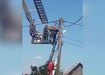 Imagini cu IMPACT EMOȚIONAL | Un bărbat s-a electrocutat pe un stâlp de electricitate, în Cheriu