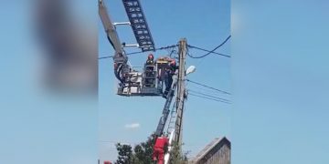 Imagini cu IMPACT EMOȚIONAL | Un bărbat s-a electrocutat pe un stâlp de electricitate, în Cheriu