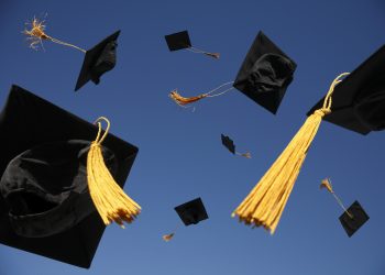 Universitate dată în judecată pentru că nu i-a lăsat pe absolvenții nevaccinați la ceremonia de absolvire