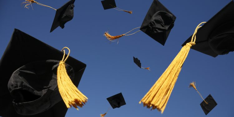 Universitate dată în judecată pentru că nu i-a lăsat pe absolvenții nevaccinați la ceremonia de absolvire