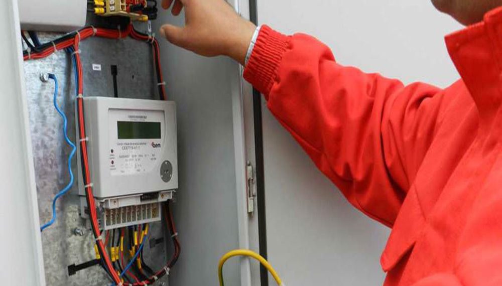 Mită pentru branșarea ilegală la rețeaua de energie electrică | Trei angajați ai unei companii de electricitate, cercetați pentru complicitate la furt de curent