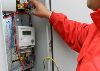 Mită pentru branșarea ilegală la rețeaua de energie electrică | Trei angajați ai unei companii de electricitate, cercetați pentru complicitate la furt de curent