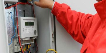 Mită pentru branșarea ilegală la rețeaua de energie electrică | Trei angajați ai unei companii de electricitate, cercetați pentru complicitate la furt de curent