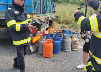 FOTO-VIDEO. Pericol de EXPLOZIE pe șosea | Mai multe butelii au căzut dintr-un autotren, la ieșirea din Oradea