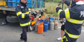 FOTO-VIDEO. Pericol de EXPLOZIE pe șosea | Mai multe butelii au căzut dintr-un autotren, la ieșirea din Oradea