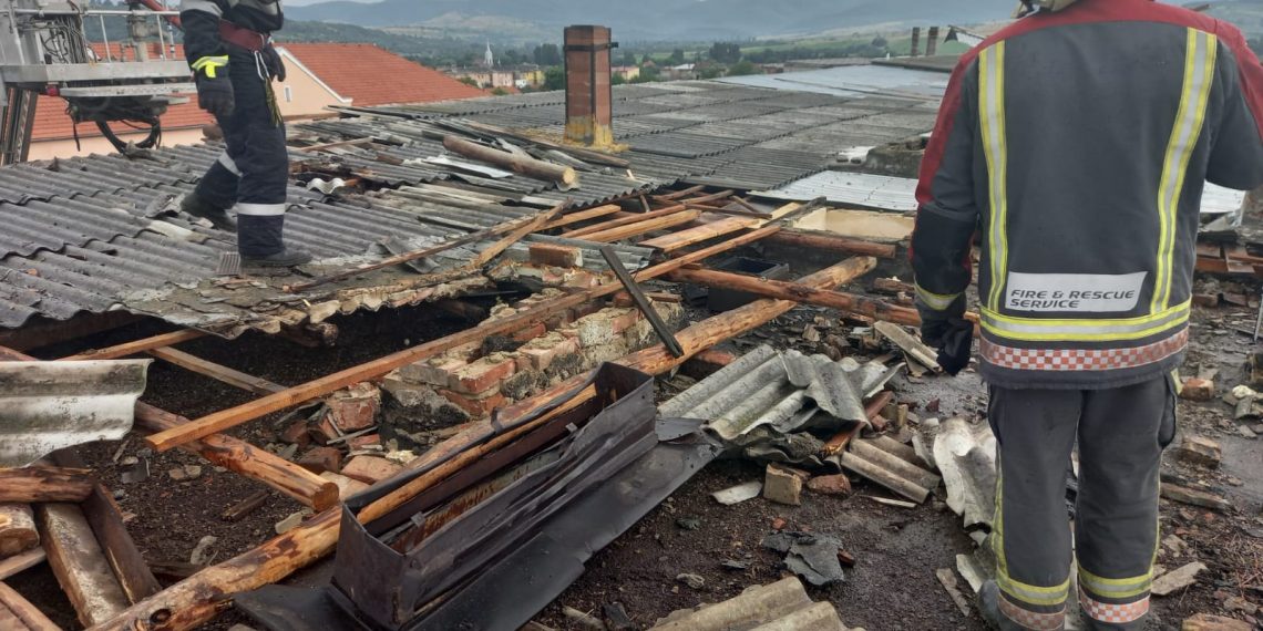 Vânt puternic în zona Marghita | Acoperișul unui bloc a fost smuls și aruncat peste mașini. Un copac a fost doborât peste calea ferată