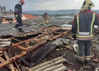 Vânt puternic în zona Marghita | Acoperișul unui bloc a fost smuls și aruncat peste mașini. Un copac a fost doborât peste calea ferată