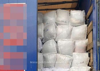 Peste 33  tone de deșeuri textile și aparate de cafea uzate, oprite în Punctul de Trecere a Frontierei Borș