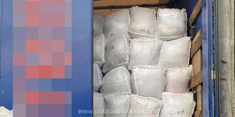 Peste 33  tone de deșeuri textile și aparate de cafea uzate, oprite în Punctul de Trecere a Frontierei Borș