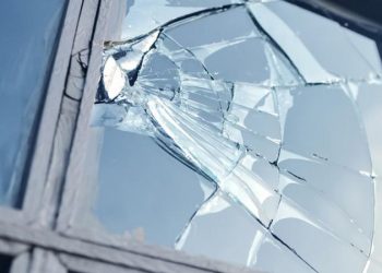 Supărarea când îmi vine… | Ce pedeapsă a primit un bărbat care a spart geamurile unui post de Poliție, ca răzbunare pentru o amendă ”prea mare”