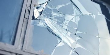 Supărarea când îmi vine… | Ce pedeapsă a primit un bărbat care a spart geamurile unui post de Poliție, ca răzbunare pentru o amendă ”prea mare”