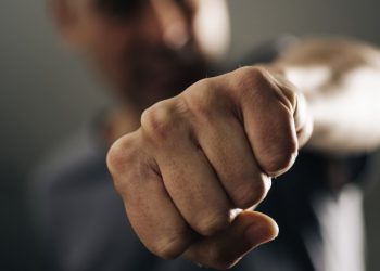 30.000 de lei pentru un pumn în față | Un agent de pază al unui local din Oradea, condamnat pentru purtare abuzivă după ce i-a rupt mandibula unui client