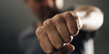 30.000 de lei pentru un pumn în față | Un agent de pază al unui local din Oradea, condamnat pentru purtare abuzivă după ce i-a rupt mandibula unui client