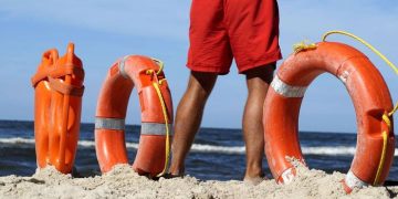 Un avocat le-a făcut plângere penală pentru purtare abuzivă salvamarilor care l-au scos din valuri | A cerut despăgubiri de 40.000 de euro