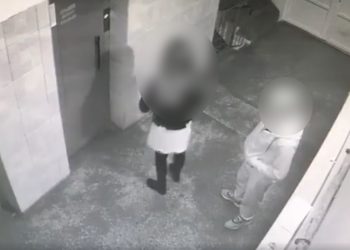 Atacuri VIOLENTE în scări de bloc din Oradea | Un bărbat a fost reținut după ce a încercat să tâlhărească o vecină și a violat o tânără