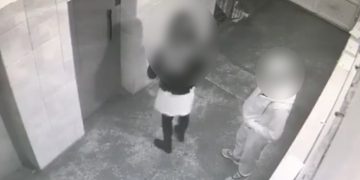 Atacuri VIOLENTE în scări de bloc din Oradea | Un bărbat a fost reținut după ce a încercat să tâlhărească o vecină și a violat o tânără