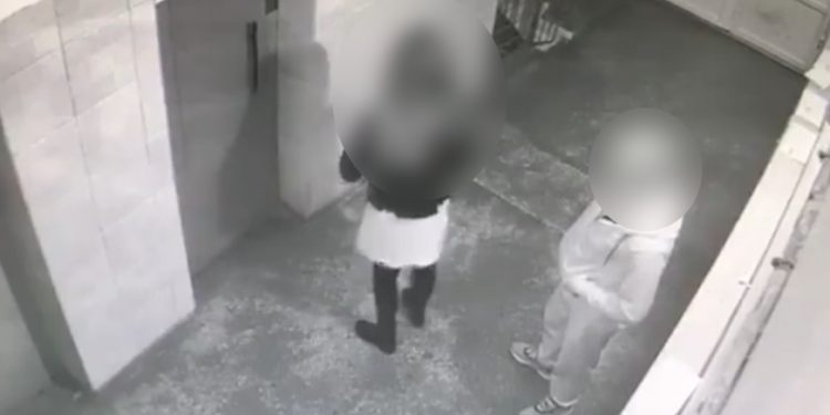 Atacuri VIOLENTE în scări de bloc din Oradea | Un bărbat a fost reținut după ce a încercat să tâlhărească o vecină și a violat o tânără