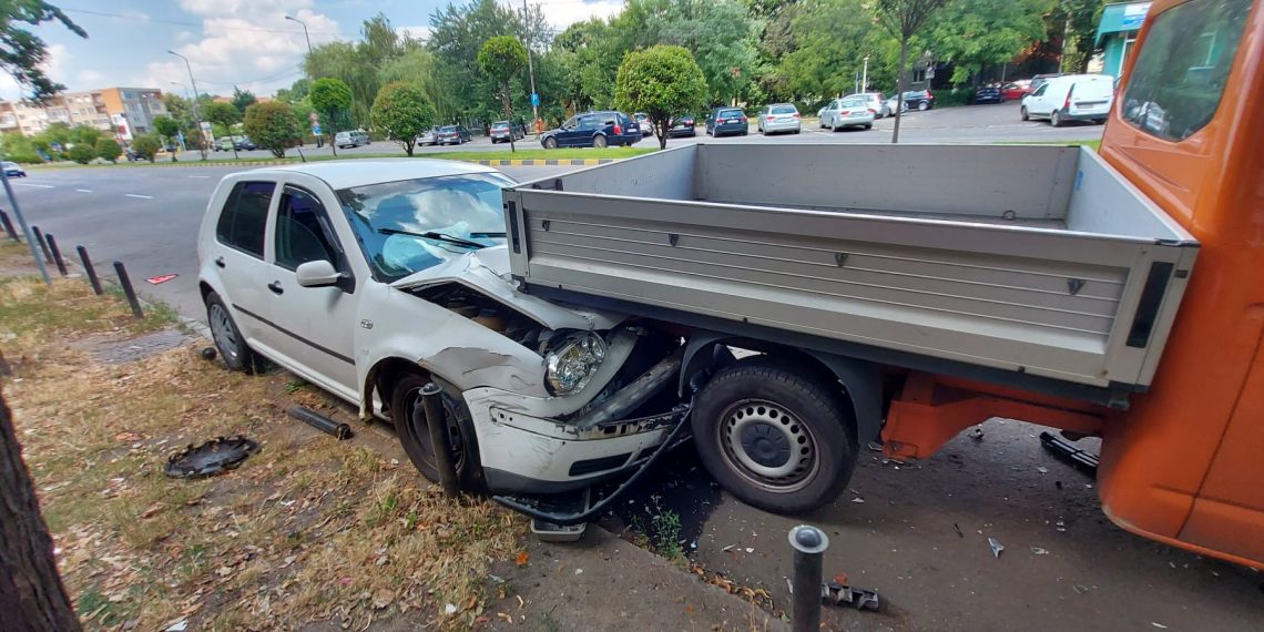 IMAGINILE ZILEI | ”Biliard” cu mașini pe bulevardul Dacia din Oradea. Trei vehicule au fost avariate după ce un autoturism a intrat sub o camionetă parcată