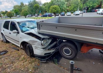 IMAGINILE ZILEI | ”Biliard” cu mașini pe bulevardul Dacia din Oradea. Trei vehicule au fost avariate după ce un autoturism a intrat sub o camionetă parcată