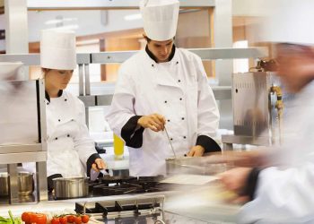 Aproape 1000 de locuri de muncă vacante sunt oferite de firmele din Bihor | În continuare, cele mai multe sunt în domeniul HoReCa