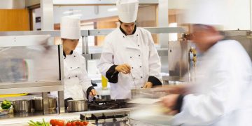 Aproape 1000 de locuri de muncă vacante sunt oferite de firmele din Bihor | În continuare, cele mai multe sunt în domeniul HoReCa