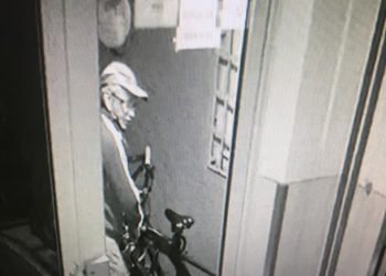 VIDEO. Hoț de biciclete, suprins în acțiune de camera de supraveghere a unui bloc din Oradea | Suspectul este căutat de păgubit și de Poliție