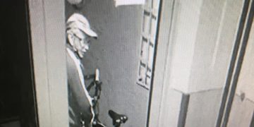 VIDEO. Hoț de biciclete, suprins în acțiune de camera de supraveghere a unui bloc din Oradea | Suspectul este căutat de păgubit și de Poliție