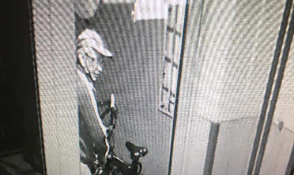 VIDEO. Hoț de biciclete, suprins în acțiune de camera de supraveghere a unui bloc din Oradea | Suspectul este căutat de păgubit și de Poliție