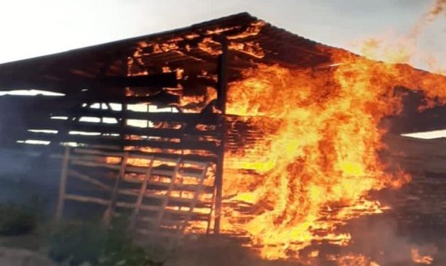 Incendiu violent la o fabrică de mobilă din Bihor | Focul ar fi pornit de la rumegușul aprins într-o groapă și lăsat nesupravegheat