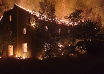 FOTO-VIDEO | Incendiu violent la fosta fabrică de tutun din Valea lui Mihai. Focul ar fi pornit de la o… țigară