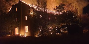 FOTO-VIDEO | Incendiu violent la fosta fabrică de tutun din Valea lui Mihai. Focul ar fi pornit de la o… țigară