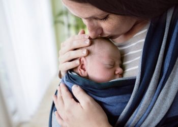 Tichete sociale de 2000 de lei pentru mamele fără posibilități, cele minore sau victime ale violenței domestice | Proiectul de HG a fost pus în dezbatere publică