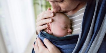 Tichete sociale de 2000 de lei pentru mamele fără posibilități, cele minore sau victime ale violenței domestice | Proiectul de HG a fost pus în dezbatere publică