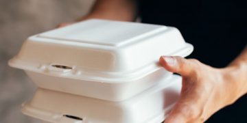 Ordonanța “anti-plastic” obligă restaurantele să crească prețurile la mâncarea livrată acasă | Caserolele din carton sunt mai scumpe decât cele de plastic