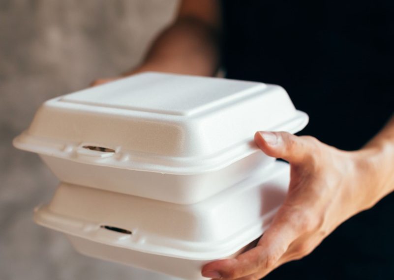 Ordonanța “anti-plastic” obligă restaurantele să crească prețurile la mâncarea livrată acasă | Caserolele din carton sunt mai scumpe decât cele de plastic