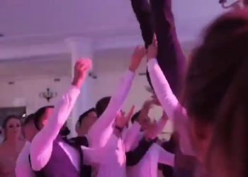 VIDEO. Caz șocant la o nuntă, în Băile Felix | Scăpat din brațe de nuntași, mirele a ajuns la spital, cu coloana fracturată