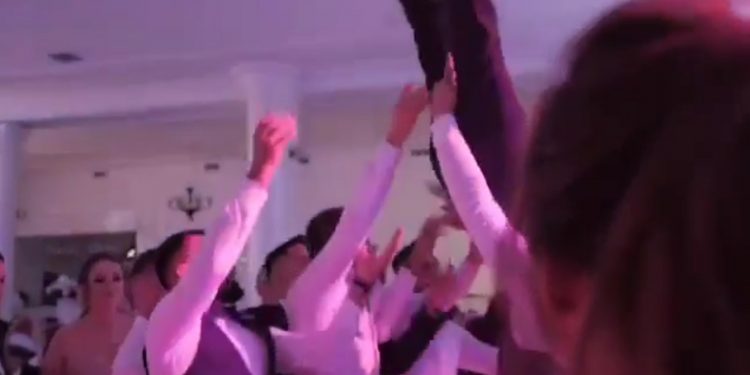 VIDEO. Caz șocant la o nuntă, în Băile Felix | Scăpat din brațe de nuntași, mirele a ajuns la spital, cu coloana fracturată