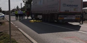 Accident mortal lângă Oradea | Un bărbat de 70 de ani a fost lovit de un camion, pe DN19, în Biharia