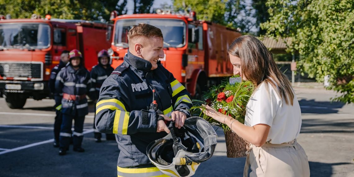 FOTO. Cerere în căsătorie de Ziua Pompierilor | Comandantul stației de pompieri din Ștei i-a oferit iubitei un inel de logodnă