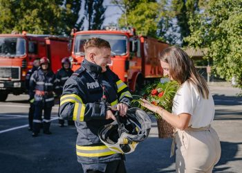 FOTO. Cerere în căsătorie de Ziua Pompierilor | Comandantul stației de pompieri din Ștei i-a oferit iubitei un inel de logodnă