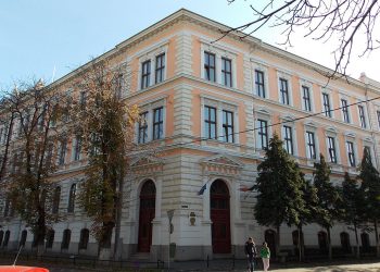 O întreagă clasă de la Colegiul Național ”Emanuil Gojdu” din Oradea trece la cursuri online la două zile de la începerea școlii | Un elev a fost confirmat cu COVID-19