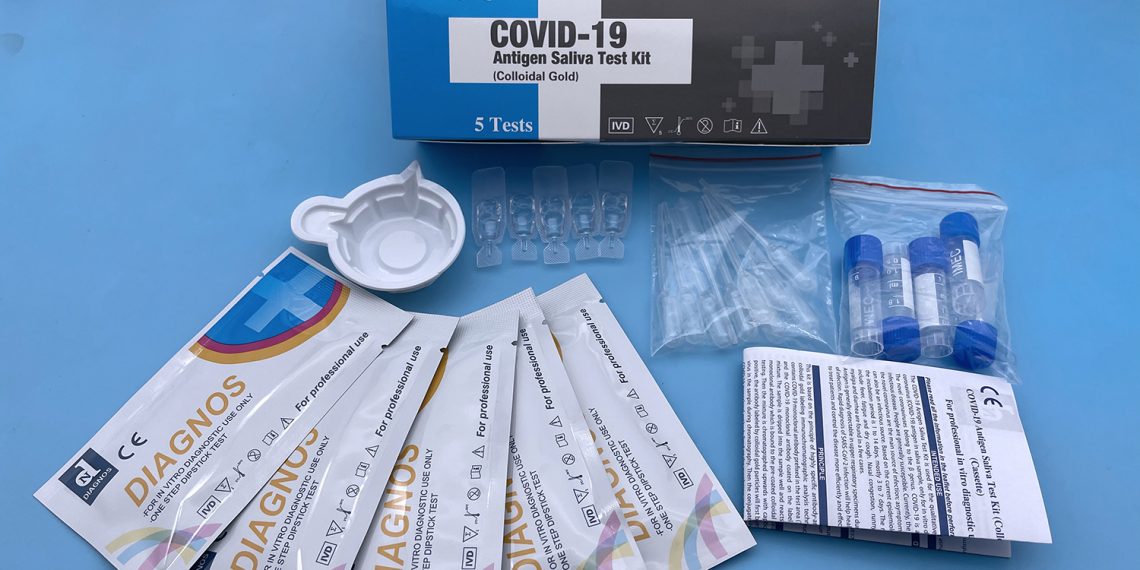 Hotărâre CNSU | Teste rapide din salivă, în școli. Restaurantele, cinematografele ori sălile de sport rămân deschise la incidență de peste 6 la mie, pentru cei vaccinați sau trecuți prin boală