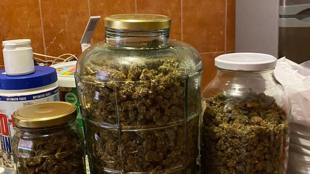 FOTO. Percheziții la suspecți de trafic de droguri | Au fost găsite cocaină, ecstasy, dar și pistoale