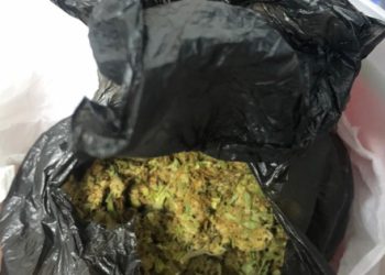 Droguri trimise cu microbuzul | Un bărbat a fost prins când ridica un colet cu droguri adus din Spania