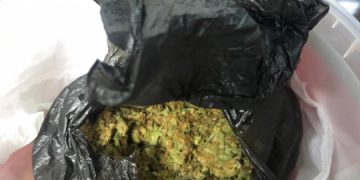 Droguri trimise cu microbuzul | Un bărbat a fost prins când ridica un colet cu droguri adus din Spania