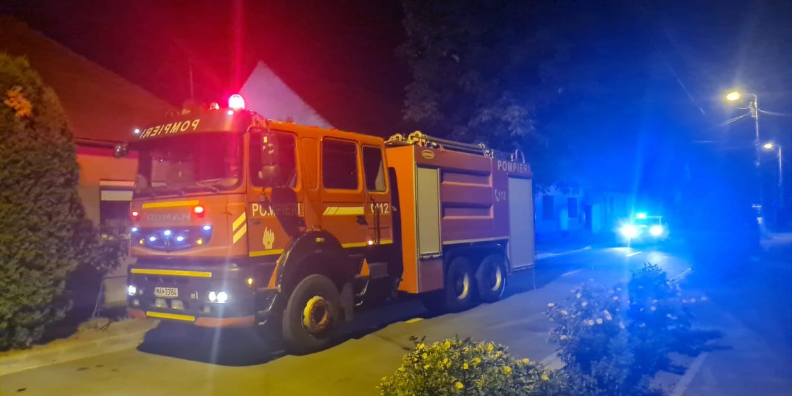 VIDEO. Incendii în Oradea | Au ars un container cu deșeuri reciclabile, dar și anexa și terasa unei locuințe