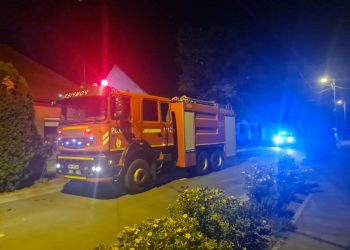 VIDEO. Incendii în Oradea | Au ars un container cu deșeuri reciclabile, dar și anexa și terasa unei locuințe
