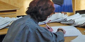 Incident în timpul unei ședințe de judecată | O grefieră a avut nevoie de îngrijiri medicale din cauza EPUIZĂRII, după 12 ore de muncă