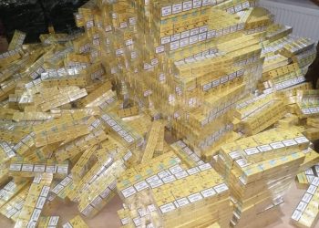 VIDEO-FOTO. Peste o jumătate de MILION de țigări de contrabandă, confiscate în urma a 11 percheziții și a unui flagrant delict, în Bihor