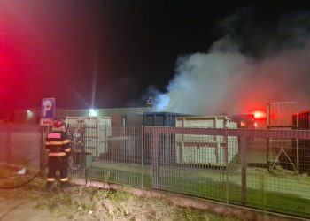 VIDEO. Incendii în Oradea | Au ars un container cu deșeuri reciclabile, dar și anexa și terasa unei locuințe